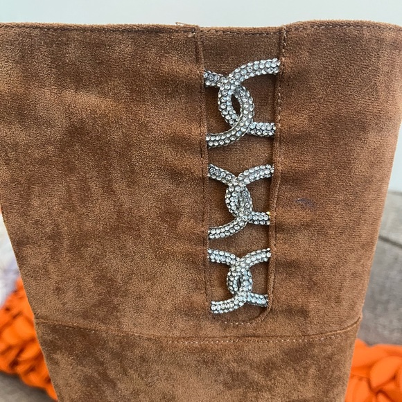 ❣️🆕Yoki British Tan Faux Suede Side Embellishment Heeled Knee Boots❣️ - Picture 2 of 11
